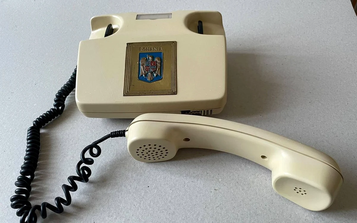 Telefon operativ, fără taste, donat Muzeului Județean Buzău de un anonim 