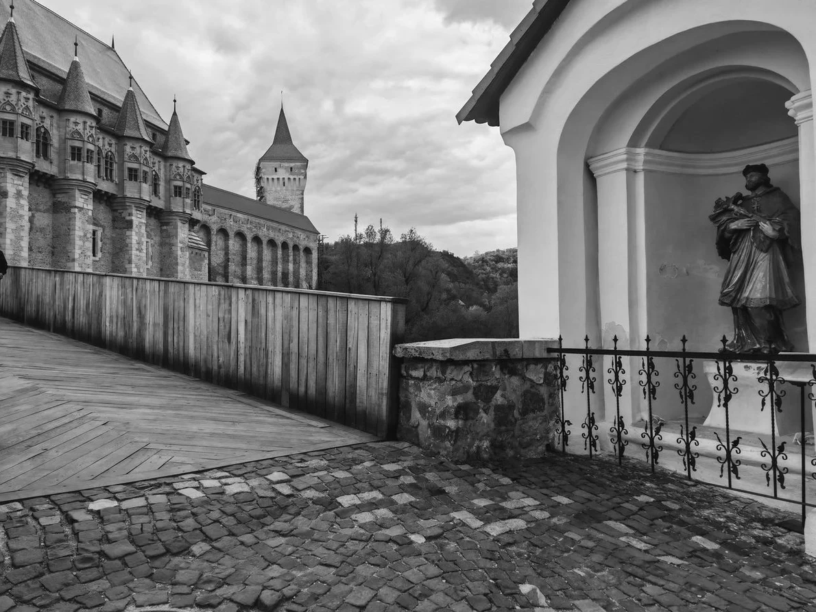 Statuia Sfântului Ioan Nepomuk de la capătul podului Castelului Corvinilor (© Muzeul Castelul Corvinilor)