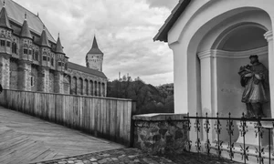 Statuia Sfântului Ioan Nepomuk de la capătul podului Castelului Corvinilor (© Muzeul Castelul Corvinilor)