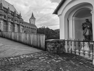 Statuia Sfântului Ioan Nepomuk de la capătul podului Castelului Corvinilor (© Muzeul Castelul Corvinilor)