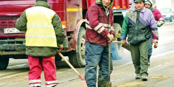Străzi peticite cu nisip şi pietriş.