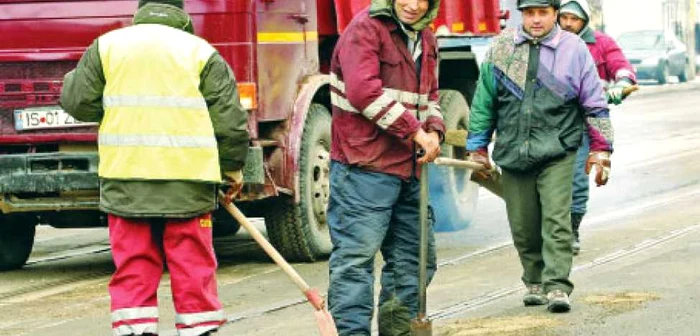 Străzi peticite cu nisip şi pietriş.