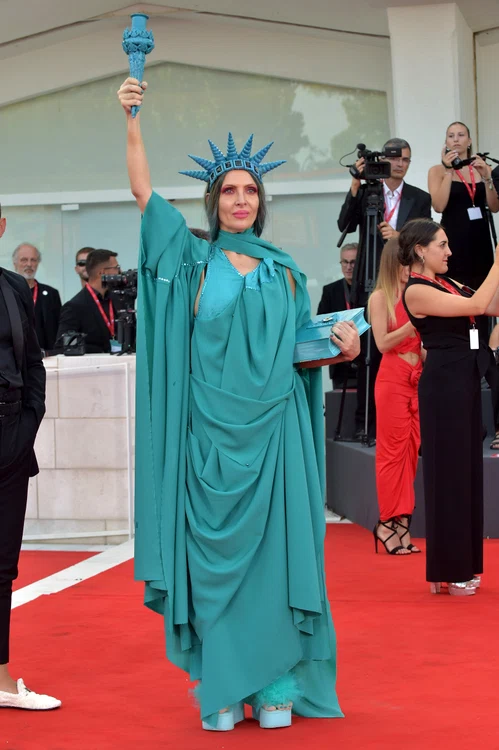 O invitată anonimă a fost îmbrăcată în Statuia Libertății (Foto: Profimedia)