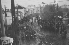 Soldați pe străzile Bucureștiului, 1916-1918. Fotografia face parte din patrimoniul Muzeului Municipiului București, Colecția Fotografii.