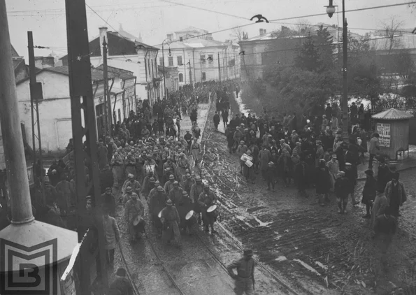 Soldați pe străzile Bucureștiului, 1916-1918. Fotografia face parte din patrimoniul Muzeului Municipiului București, Colecția Fotografii.