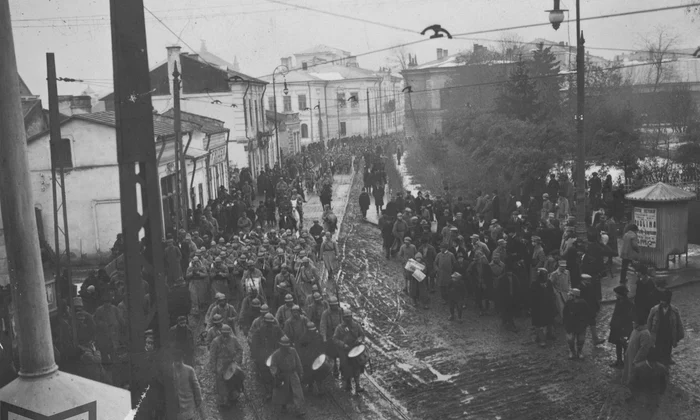 Soldați pe străzile Bucureștiului, 1916-1918. Fotografia face parte din patrimoniul Muzeului Municipiului București, Colecția Fotografii.