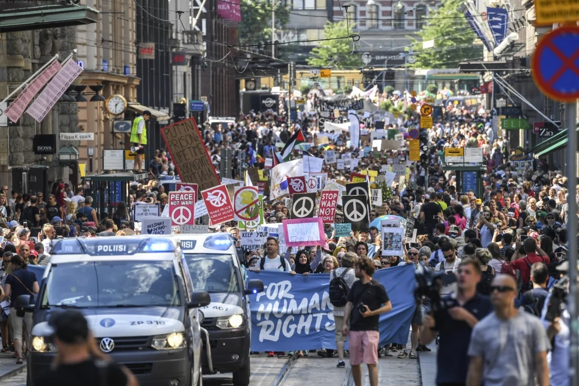 Mii de oameni au demonstrat la Helsinki înainte de summit-ul Putin Trump Foto: EPA/EFE