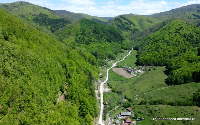 Vârful lui Hulpe (centru). Foto: Daniel Guță