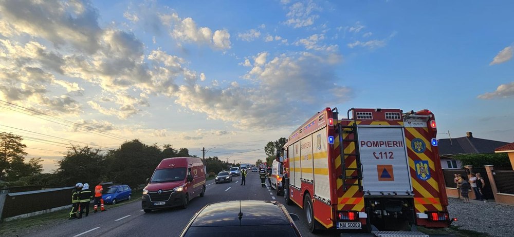 Accident grav în județul Bacău. Un autocar cu 20 de pasageri s-a ciocnit cu o mașină: 3 persoane inconștiente FOTO 