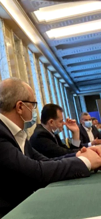 Ludovic Orban, cu țigara în mână, în sala de ședințe a Guvernului