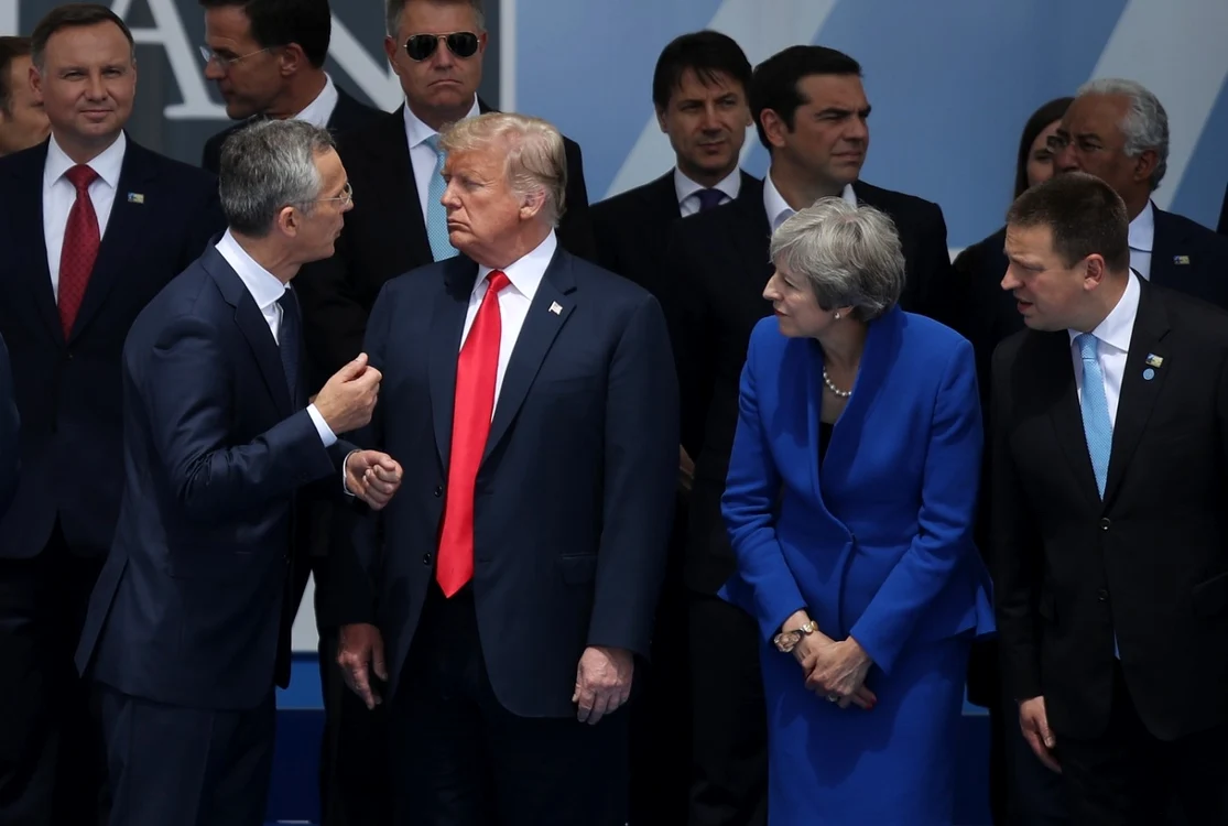 Secretarul General al NATO Jens Stoltenberg preşedintele american Donald Trump premierul britanic Theresa May participă la deschiderea Summitului NATO 2018 la Sediul NATO din Bruxelles Belgia FOTO Guliver / Getty Images / Sean Gallup