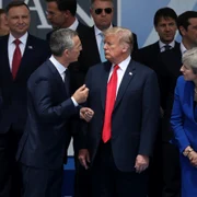 Secretarul General al NATO Jens Stoltenberg preşedintele american Donald Trump premierul britanic Theresa May participă la deschiderea Summitului NATO 2018 la Sediul NATO din Bruxelles Belgia FOTO Guliver / Getty Images / Sean Gallup