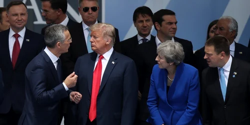 Secretarul General al NATO Jens Stoltenberg preşedintele american Donald Trump premierul britanic Theresa May participă la deschiderea Summitului NATO 2018 la Sediul NATO din Bruxelles Belgia FOTO Guliver / Getty Images / Sean Gallup