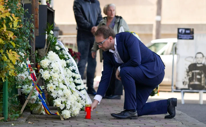 Dominic Fritz a depus joi o coroană de flori în fața fostului club Colectiv FOTO: Facebook / USR
