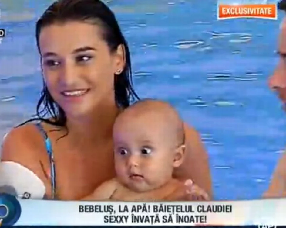 Băieţelul Claudiei învaţă să înoate cu un instructor personal