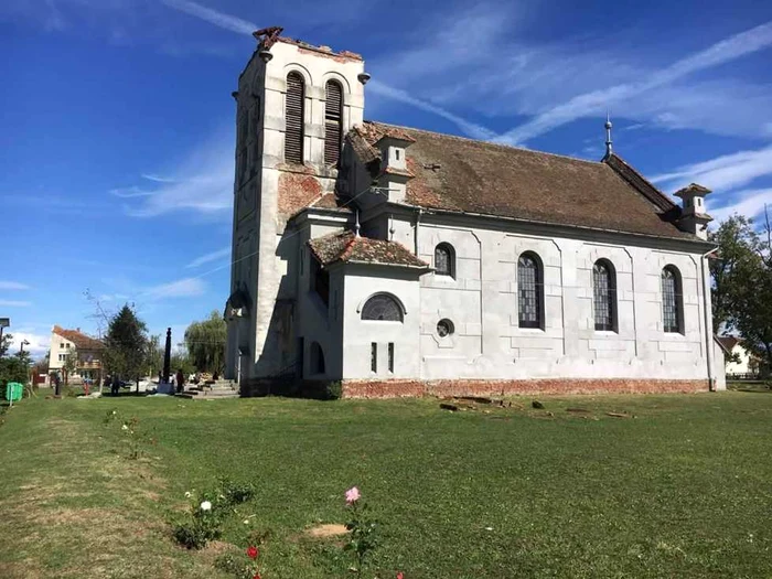 Biserica reformată de la Dumbrava (judeţul Timiş) a rămas fără turn FOTO Facebook/Czapp Istvan