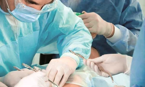 medici operatie spital shutterstock 26884534 jpeg