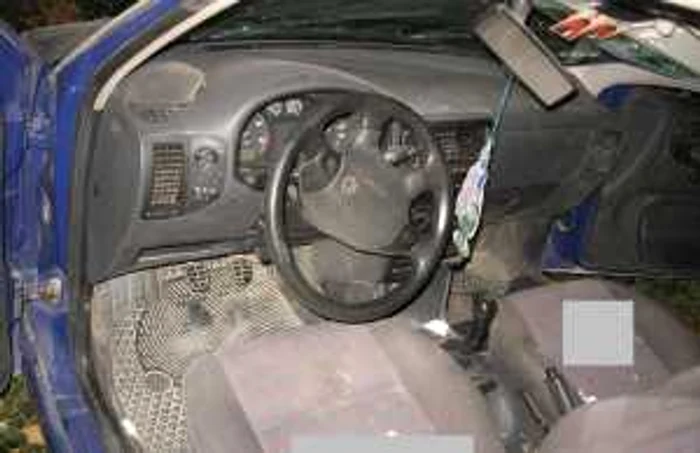 Volkswagen-ul furat de un tânăr de 17 ani a ajuns rastunat pe un câmp