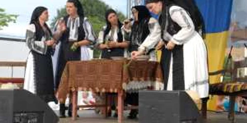 Obiceiul a fost prezentat pe scena unor festivaluri tradiţionale