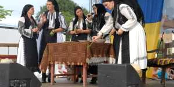 Obiceiul a fost prezentat pe scena unor festivaluri tradiţionale