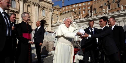 Papa Francisc schimba biretta cu alt credincios în timpul audienţei publice din Piaţa Sf. Petru în Vatican FOTO Guliver/Getty Images