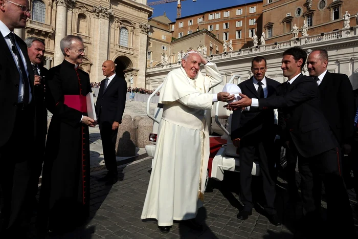 Papa Francisc schimba biretta cu alt credincios în timpul audienţei publice din Piaţa Sf. Petru în Vatican FOTO Guliver/Getty Images