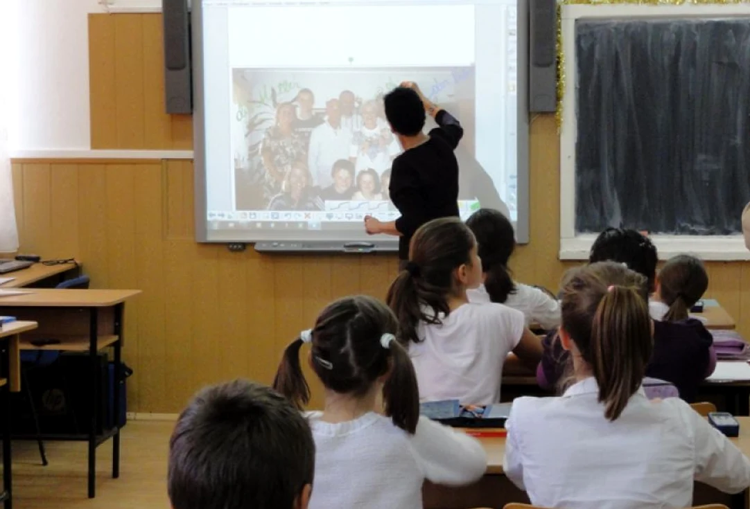 profesor_la_tabla__si_Elevi_in_banci_foto_arhiva_adevarul