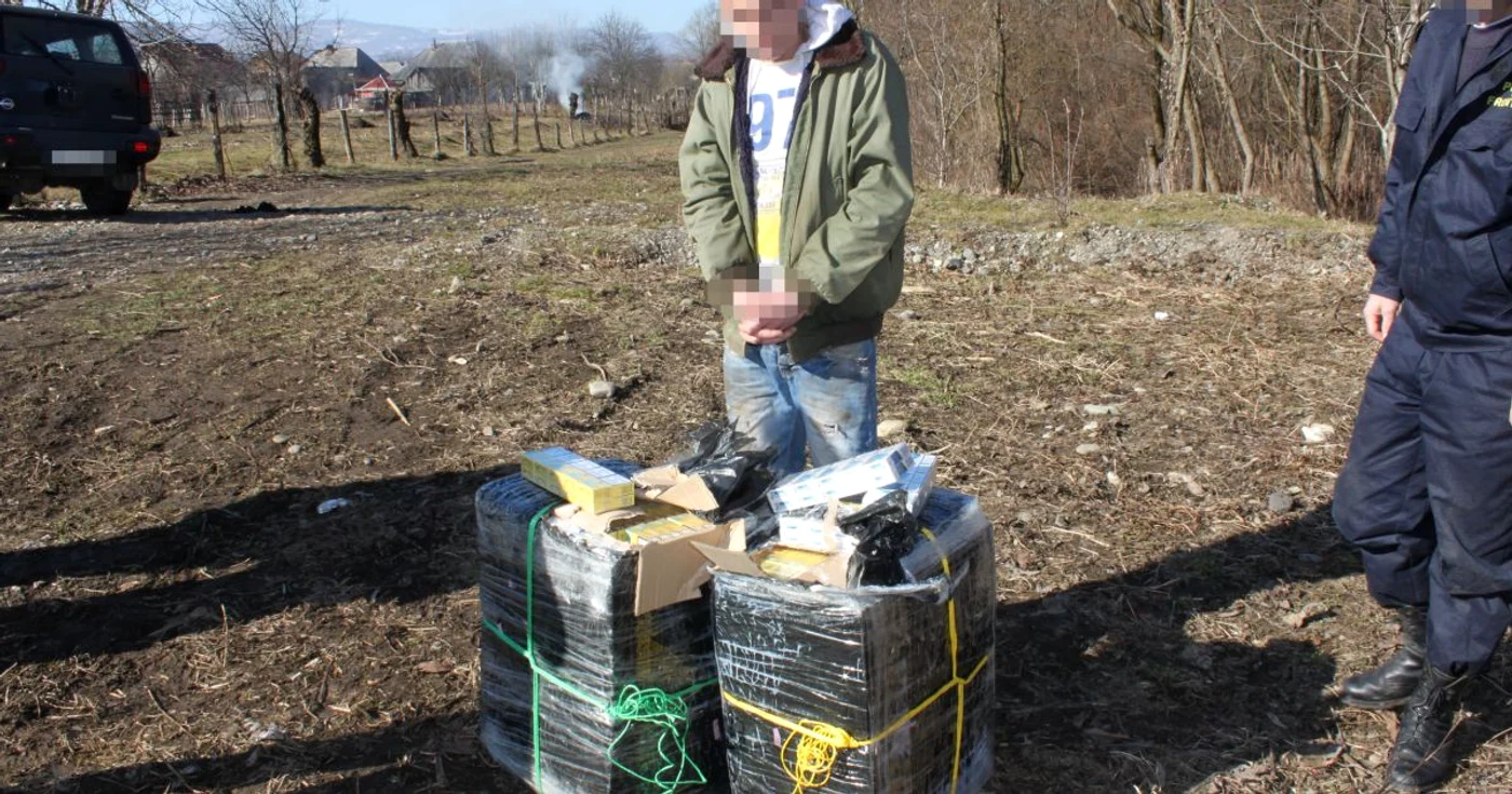Tinerii transportau ţigări în valoare de aproximativ 13.000 de lei