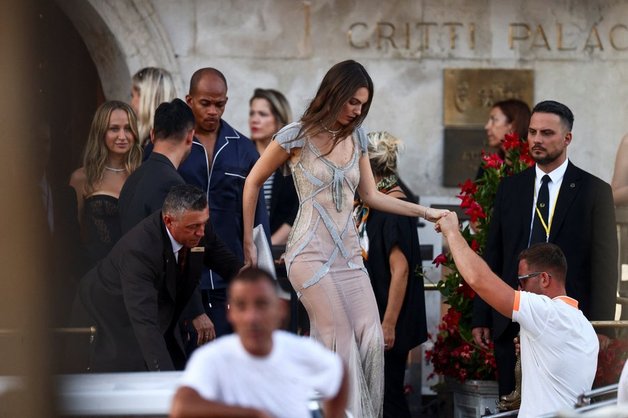  Moment stânjenitor pentru iubita lui DiCaprio la nunta lui Jeff Bezos. I s-a rupt rochia la petrecerea anului: „S-a făcut praf”