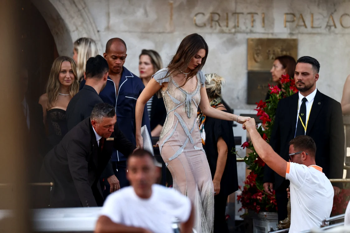 Modelul italian Vittoria Ceretti, iubita actorului Leonardo DiCaprio, la Veneția FOTO: X