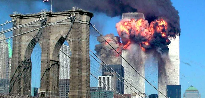 Cele două turnuri gemene, în momentul istoric de la 11 septembrie 2001 FOTO Reuters
