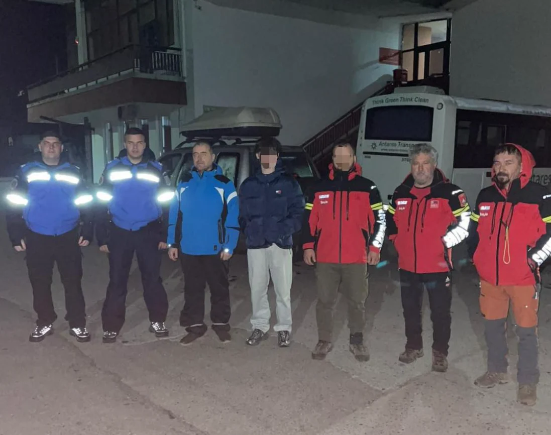 Tată și fiu, găsiți după o noapte de căutări în zona montană din Vâlcea. Mașina le-a rămas blocată în zăpadă