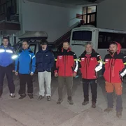 Tată și fiu, găsiți după o noapte de căutări în zona montană din Vâlcea. Mașina le-a rămas blocată în zăpadă FOTO: FB/IJJ Vâlcea