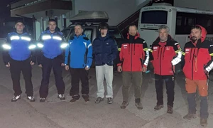 Tată și fiu, găsiți după o noapte de căutări în zona montană din Vâlcea. Mașina le-a rămas blocată în zăpadă FOTO: FB/IJJ Vâlcea