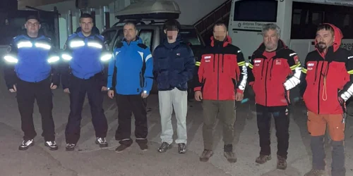 Tată și fiu, găsiți după o noapte de căutări în zona montană din Vâlcea. Mașina le-a rămas blocată în zăpadă FOTO: FB/IJJ Vâlcea