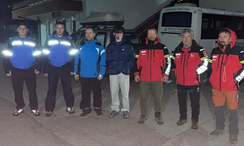 Tată și fiu, găsiți după o noapte de căutări în zona montană din Vâlcea. Mașina le-a rămas blocată în zăpadă FOTO: FB/IJJ Vâlcea