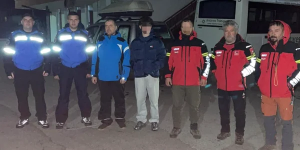 Tată și fiu, găsiți după o noapte de căutări în zona montană din Vâlcea. Mașina le-a rămas blocată în zăpadă FOTO: FB/IJJ Vâlcea
