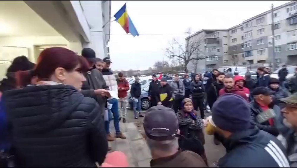 Cum fac unii bani din statul la coadă. Fenomenul, semnalat la Serviciul de Permise și Înmatriculări Buzău VIDEO