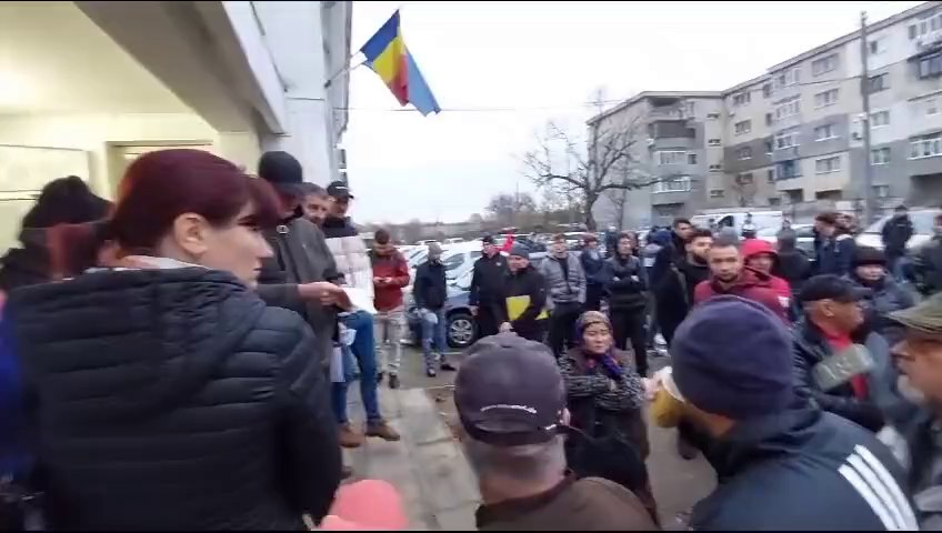 Cum câștigă unii bani stând la coadă la ghișeu. Situația, observată la Serviciul de Permise și Înmatriculări Buzău VIDEO