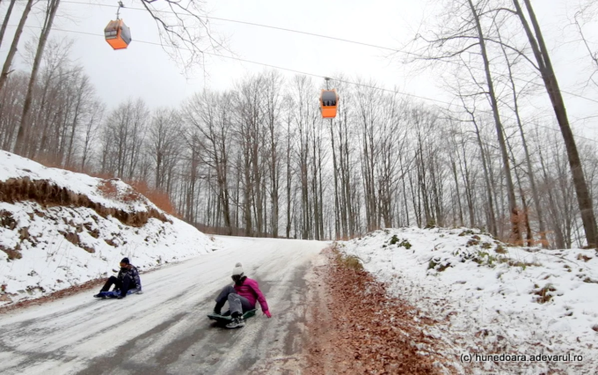 Şoseaua din Pasul Vulcan va putea fi folosită şi în acest an ca pârtie. FOTO: Daniel Guţă. ADEVĂRUL