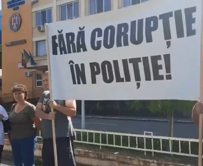 Câțiva oameni s-au adunat luni în fața IPJ Timiș FOTO captură video