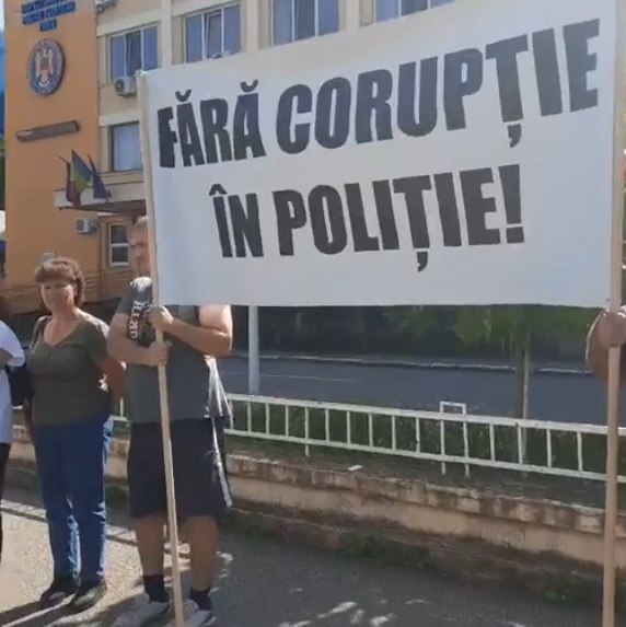 A fost interzis protestul din fața sediului Poliției din Timișoara. „Ne-au trimis să pichetăm Armata Română” A fost interzis protestul din fața sediului Poliției din Timișoara. „Ne-au trimis să pichetăm Armata Română”