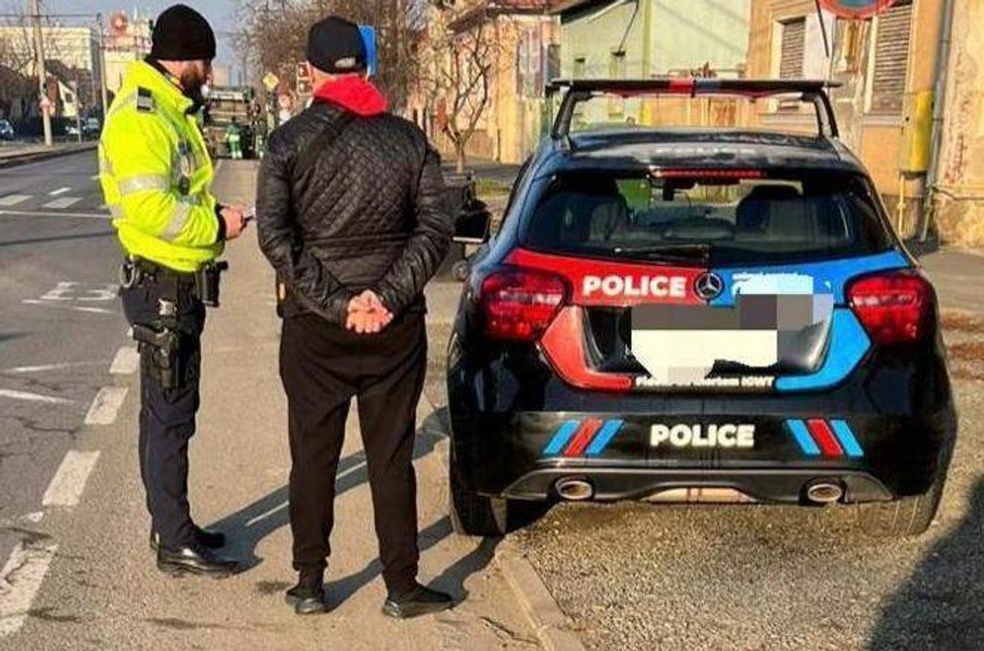 Fotografia care a devenit virală, cu un polițist și o mașină inscripționată „Police”. Ce a pățit șoferul cu tupeu