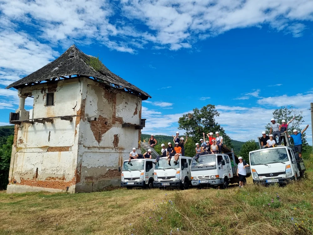 Se fac primele intervenții pentru salvarea Culei Crăsnaru Foto: Ambulanța pentru Monumente