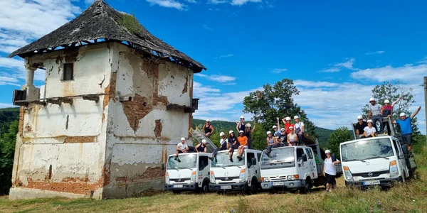 cula crasnaru foto ambulanta pentru monumente jpg