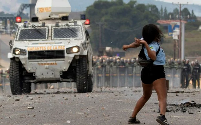 Venezueleni se confruntă cu Garda Naţională la graniţa dintre Pacaraima Brazilia şi Venezuela pentru a avea acces la ajutoarele umanitare FOTO EPA-EFE / Joedson Alves