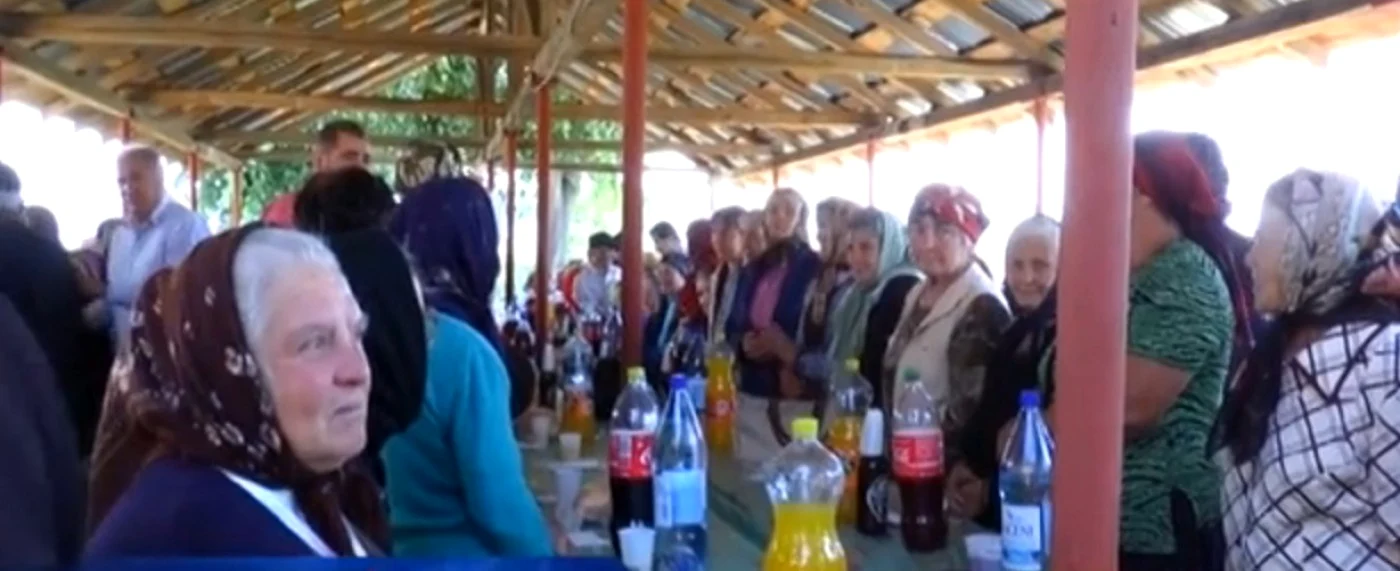 Localnicii au fost chemaţi de primar la o petrecere electorală în curtea primariei. FOTO: Captura Tele3