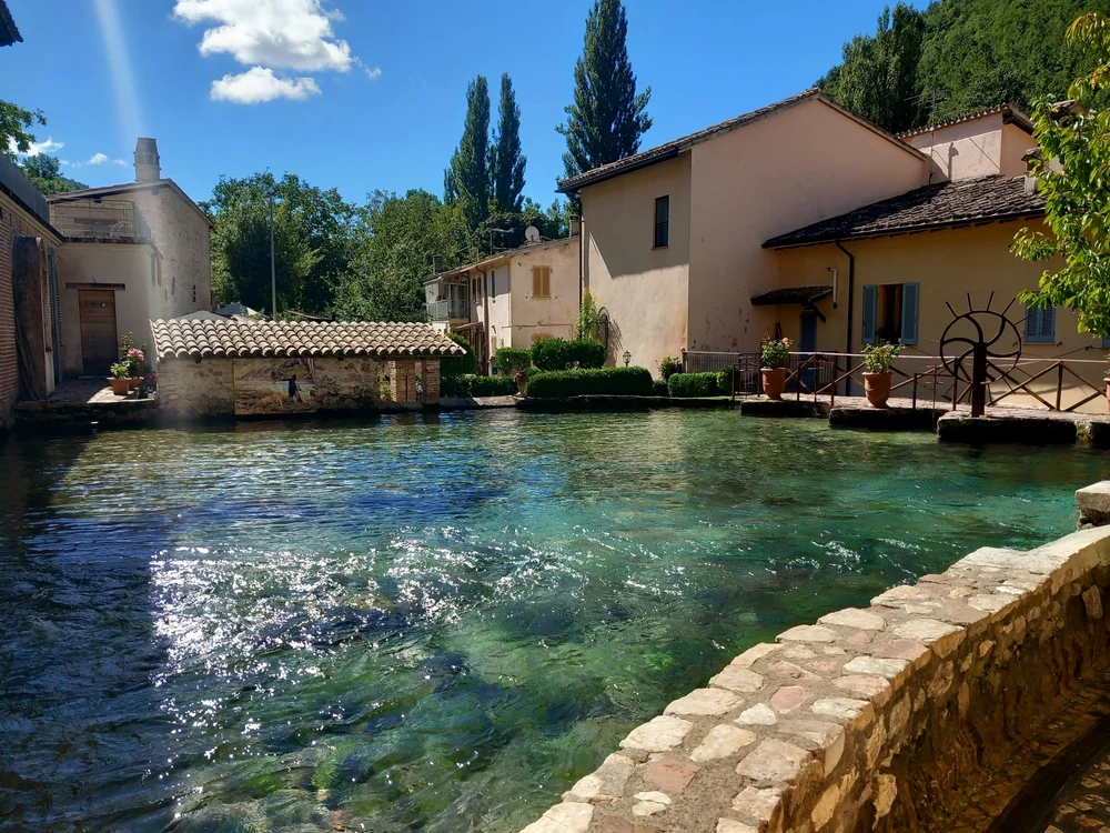 Rasiglia se află în Umbria, în apropiere de Foligno