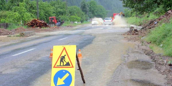 Mncitorii acţionează pentru eliberarea carosabilului de apă şi aluviuni