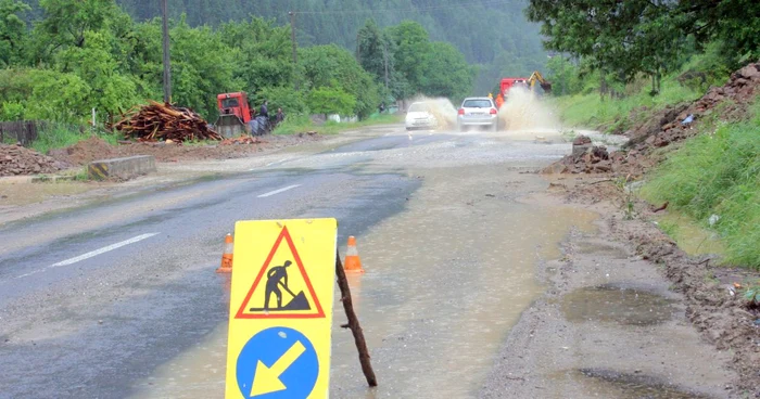 Mncitorii acţionează pentru eliberarea carosabilului de apă şi aluviuni